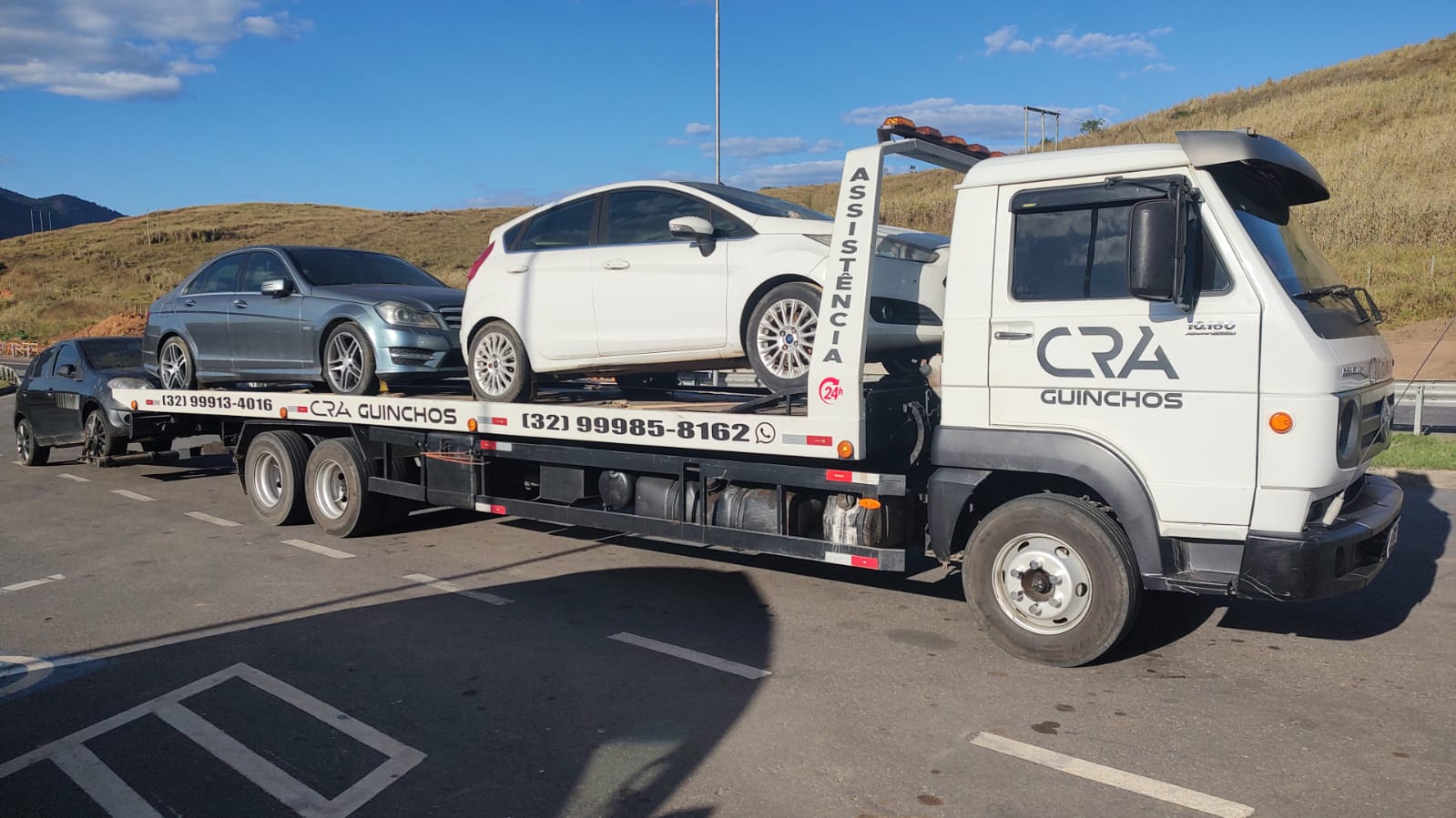 Dois carros de passeio transportados no mesmo guincho da C.R.A Guinchos