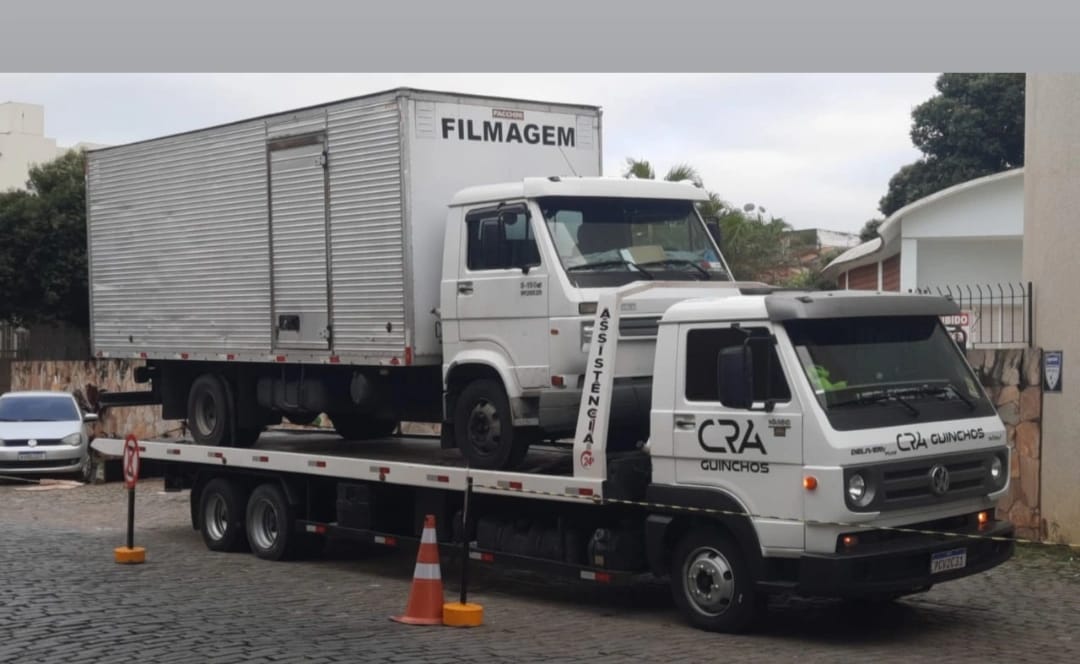 Caminhão baú sendo transportado pelo guincho da C.R.A Guinchos