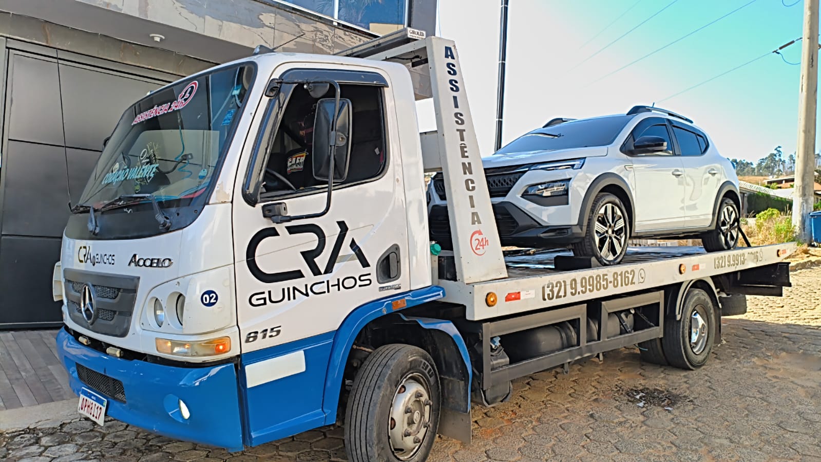 SUV zero quilômetro embarcada na plataforma do guincho da C.R.A Guinchos