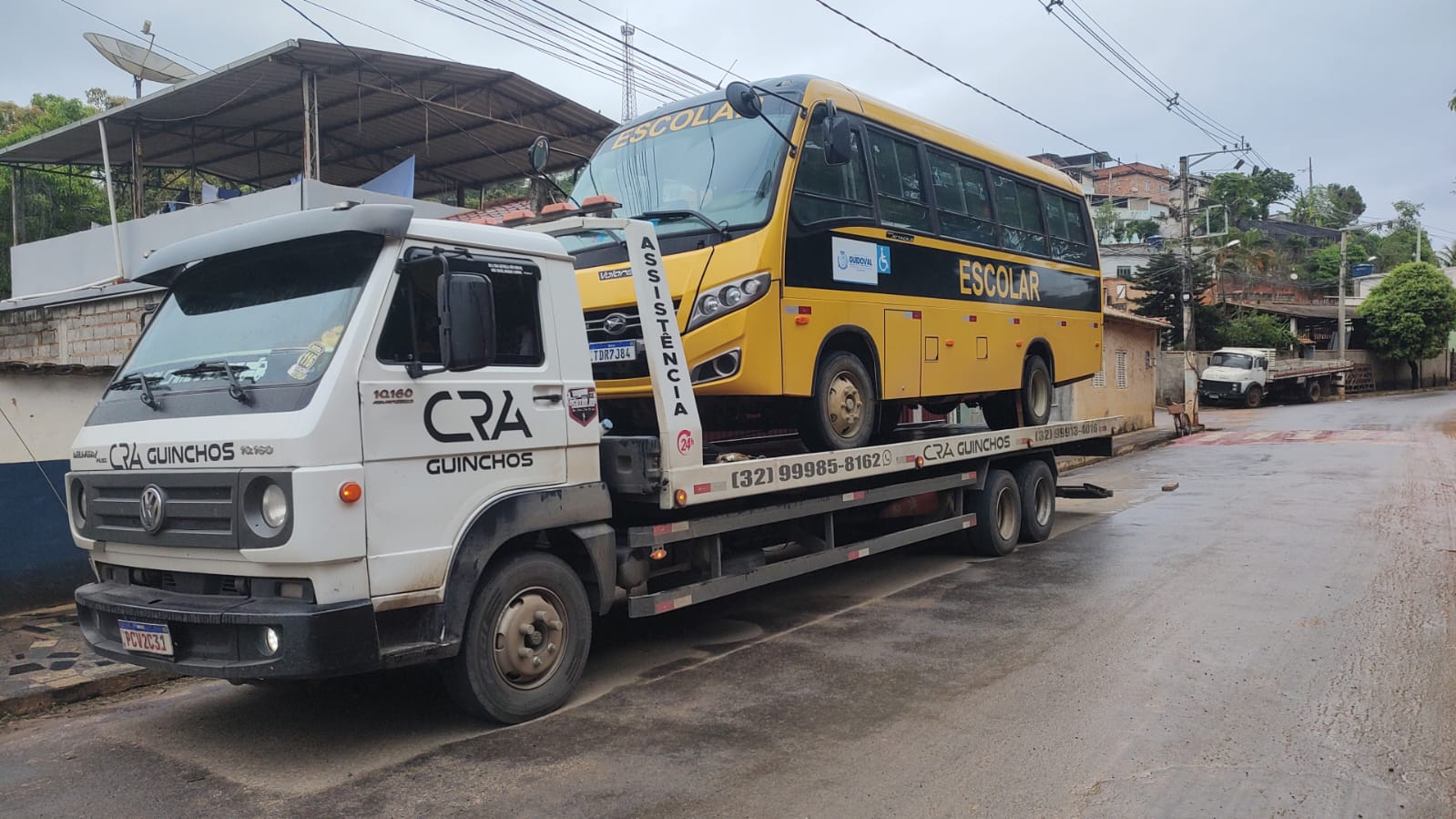 Micro-ônibus escolar embarcado na plataforma do guincho da C.R.A Guinchos